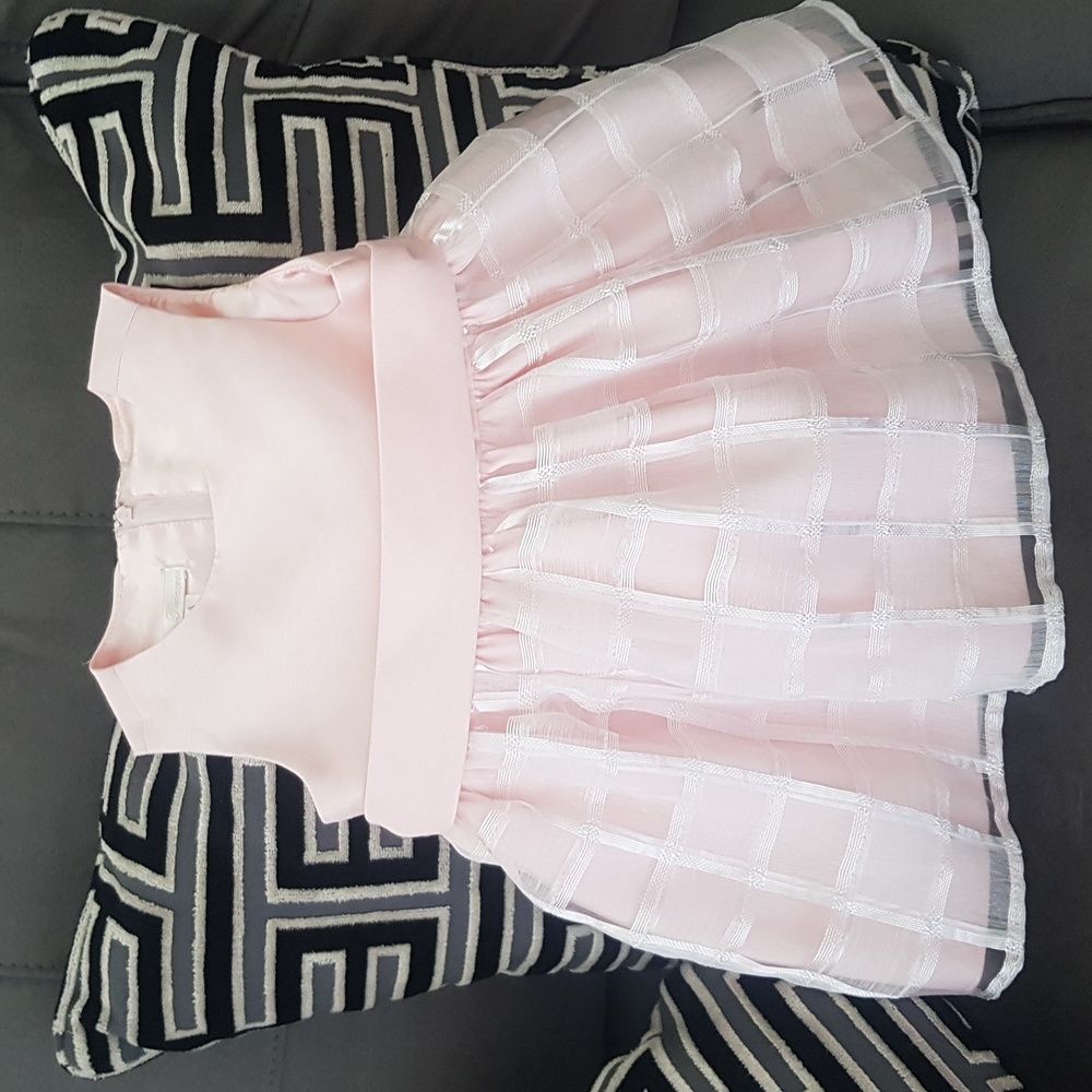 Vestido para niña. Talla 12m. Color crema. Forrado en blusa y falda. Con cierre.